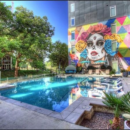 Beautiful Riverwalk Apt With Full Amenities, King Bed & Free Parking サンアントニオ エクステリア 写真