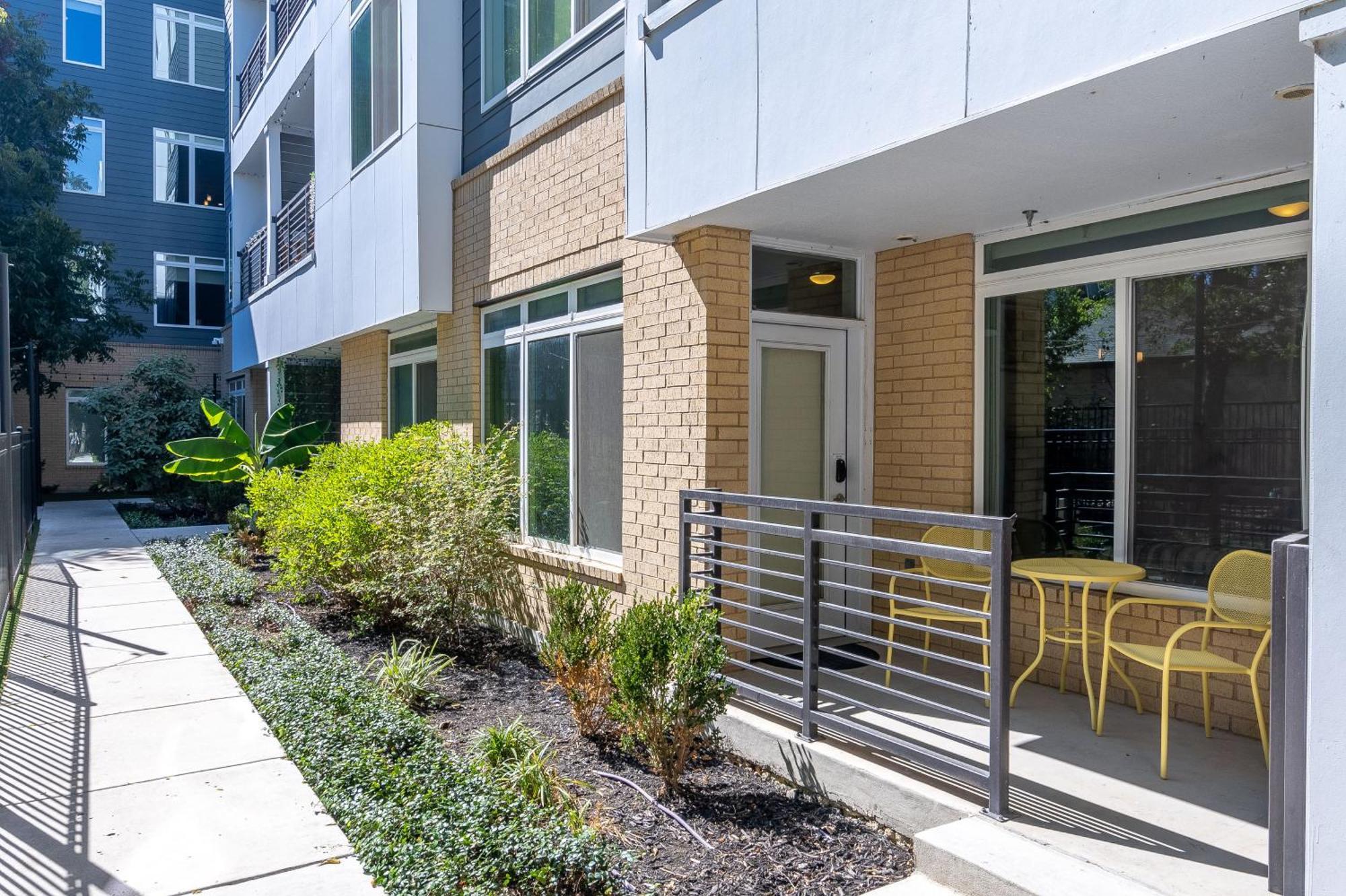 Beautiful Riverwalk Apt With Full Amenities, King Bed & Free Parking サンアントニオ エクステリア 写真