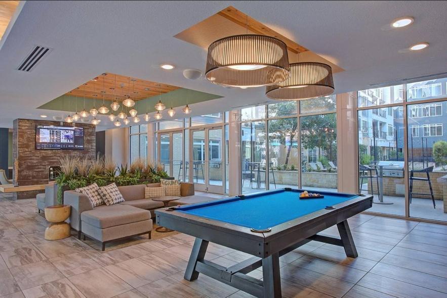 Beautiful Riverwalk Apt With Full Amenities, King Bed & Free Parking サンアントニオ エクステリア 写真