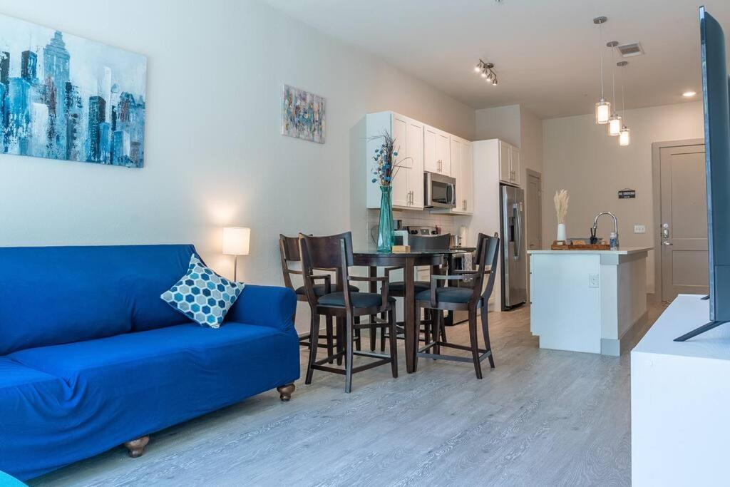 Beautiful Riverwalk Apt With Full Amenities, King Bed & Free Parking サンアントニオ エクステリア 写真