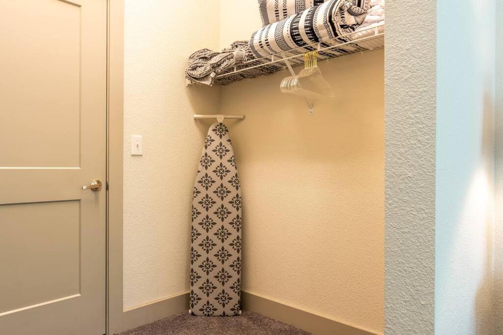 Beautiful Riverwalk Apt With Full Amenities, King Bed & Free Parking サンアントニオ エクステリア 写真