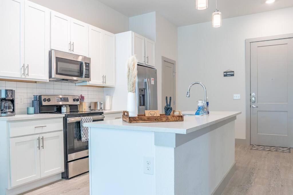 Beautiful Riverwalk Apt With Full Amenities, King Bed & Free Parking サンアントニオ エクステリア 写真