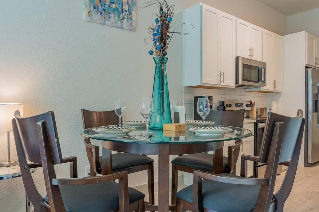 Beautiful Riverwalk Apt With Full Amenities, King Bed & Free Parking サンアントニオ エクステリア 写真