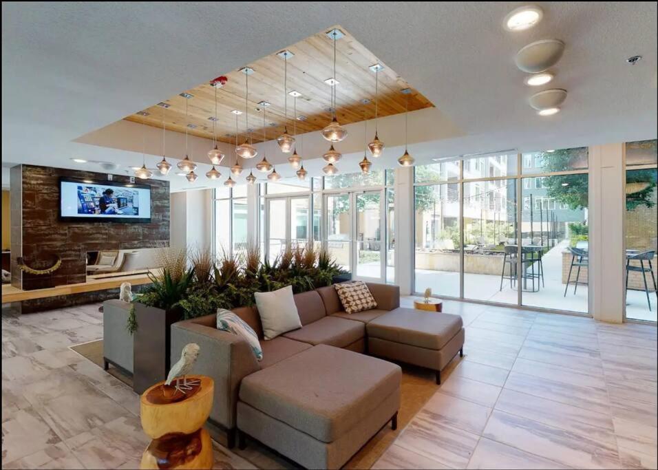 Beautiful Riverwalk Apt With Full Amenities, King Bed & Free Parking サンアントニオ エクステリア 写真