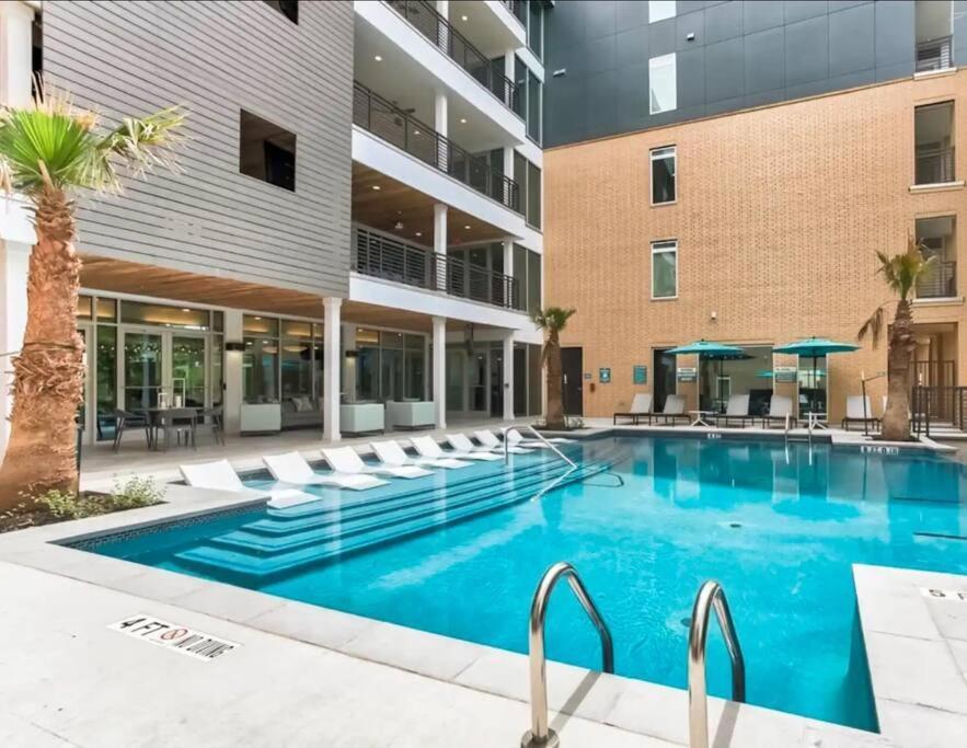 Beautiful Riverwalk Apt With Full Amenities, King Bed & Free Parking サンアントニオ エクステリア 写真