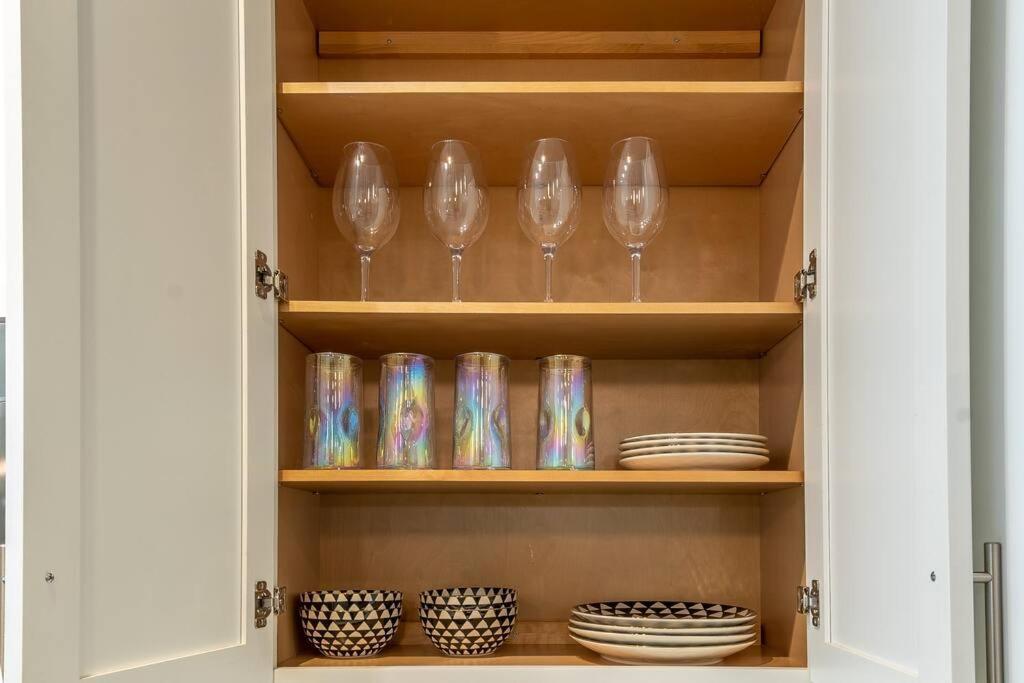 Beautiful Riverwalk Apt With Full Amenities, King Bed & Free Parking サンアントニオ エクステリア 写真