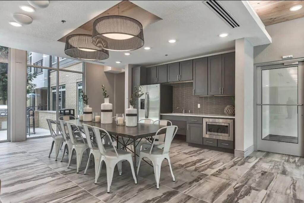 Beautiful Riverwalk Apt With Full Amenities, King Bed & Free Parking サンアントニオ エクステリア 写真