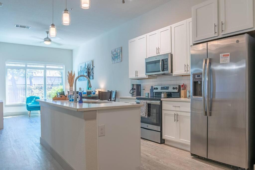 Beautiful Riverwalk Apt With Full Amenities, King Bed & Free Parking サンアントニオ エクステリア 写真