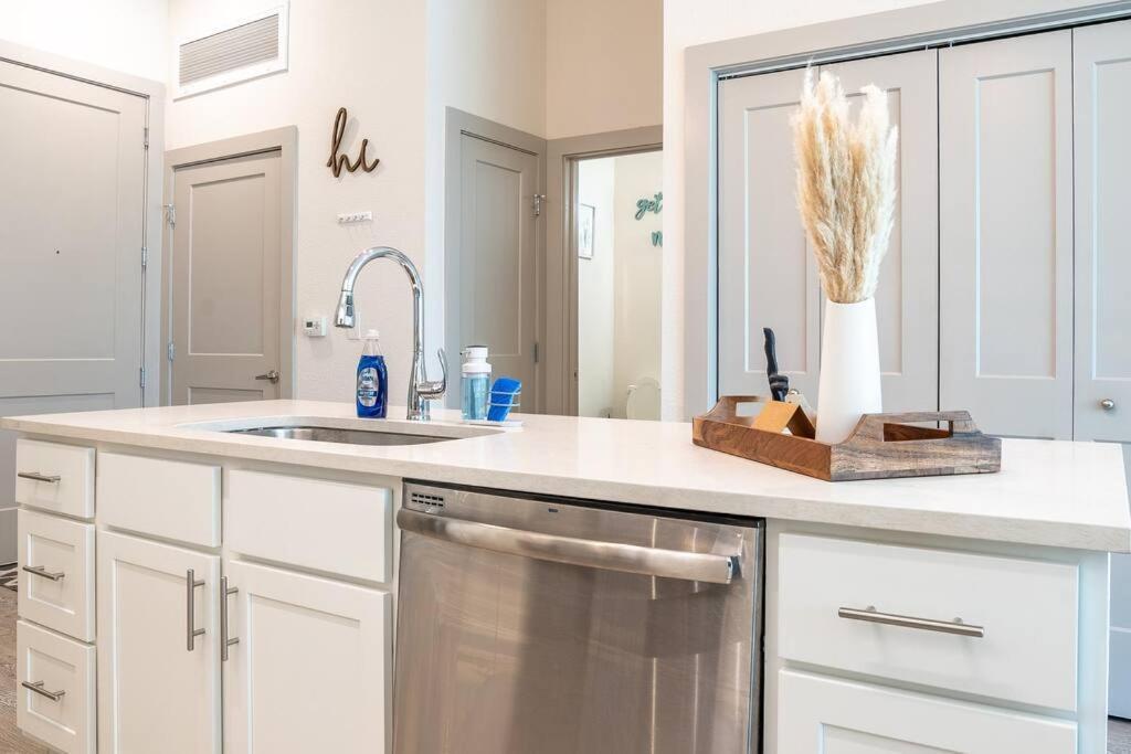 Beautiful Riverwalk Apt With Full Amenities, King Bed & Free Parking サンアントニオ エクステリア 写真