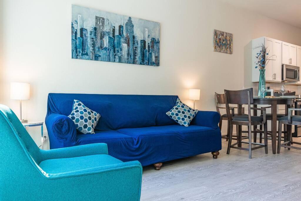 Beautiful Riverwalk Apt With Full Amenities, King Bed & Free Parking サンアントニオ エクステリア 写真