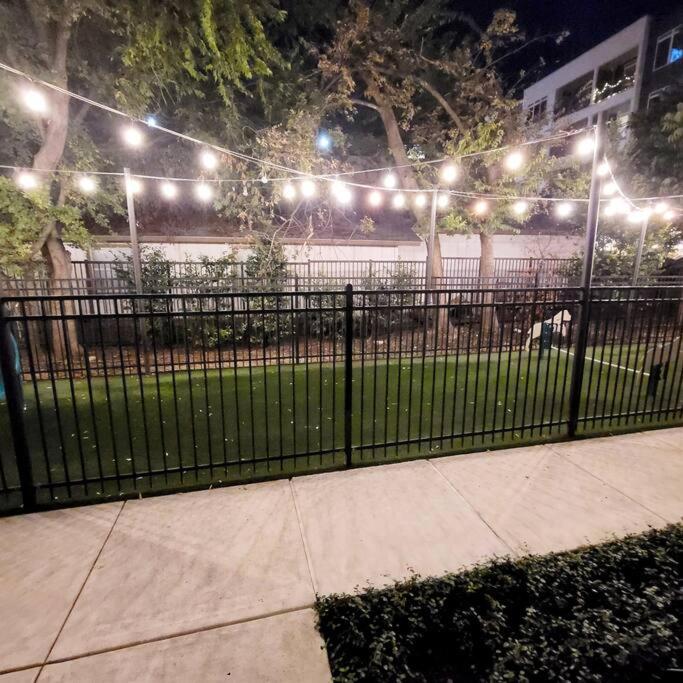Beautiful Riverwalk Apt With Full Amenities, King Bed & Free Parking サンアントニオ エクステリア 写真