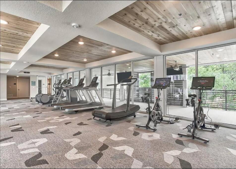 Beautiful Riverwalk Apt With Full Amenities, King Bed & Free Parking サンアントニオ エクステリア 写真