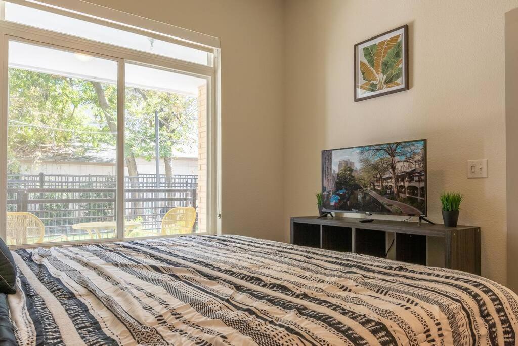 Beautiful Riverwalk Apt With Full Amenities, King Bed & Free Parking サンアントニオ エクステリア 写真