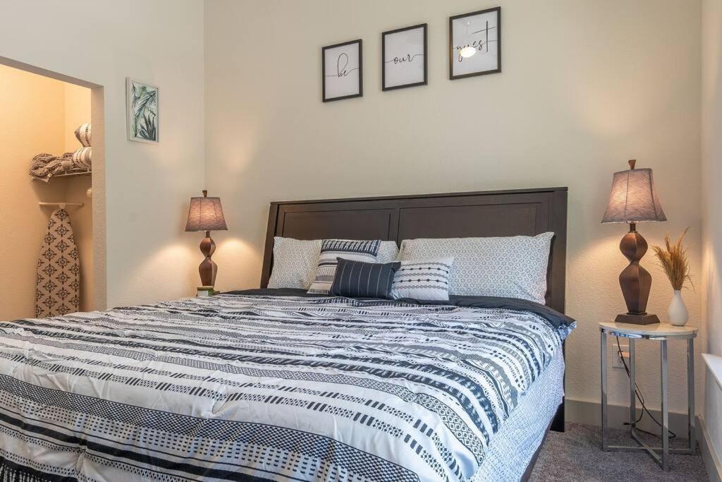 Beautiful Riverwalk Apt With Full Amenities, King Bed & Free Parking サンアントニオ エクステリア 写真