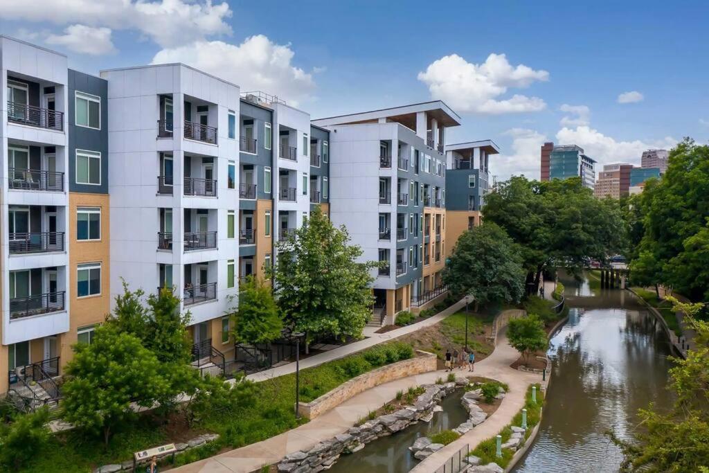 Beautiful Riverwalk Apt With Full Amenities, King Bed & Free Parking サンアントニオ エクステリア 写真