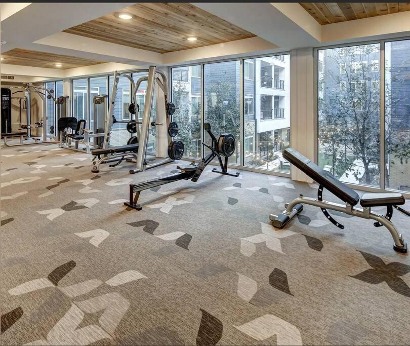 Beautiful Riverwalk Apt With Full Amenities, King Bed & Free Parking サンアントニオ エクステリア 写真