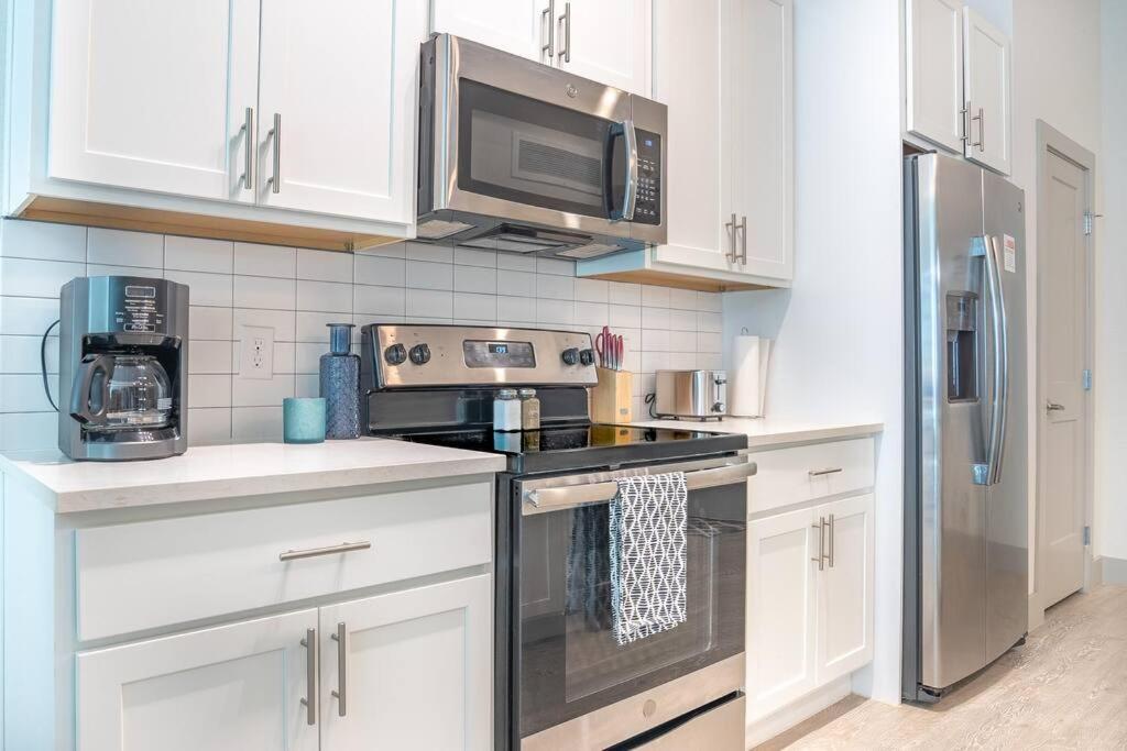Beautiful Riverwalk Apt With Full Amenities, King Bed & Free Parking サンアントニオ エクステリア 写真