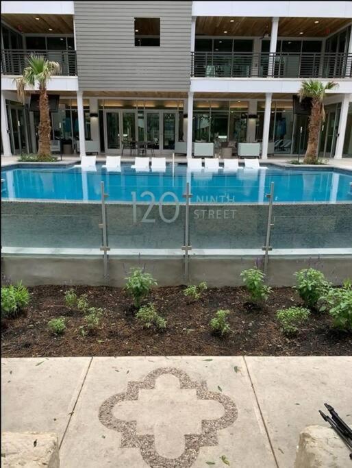 Beautiful Riverwalk Apt With Full Amenities, King Bed & Free Parking サンアントニオ エクステリア 写真