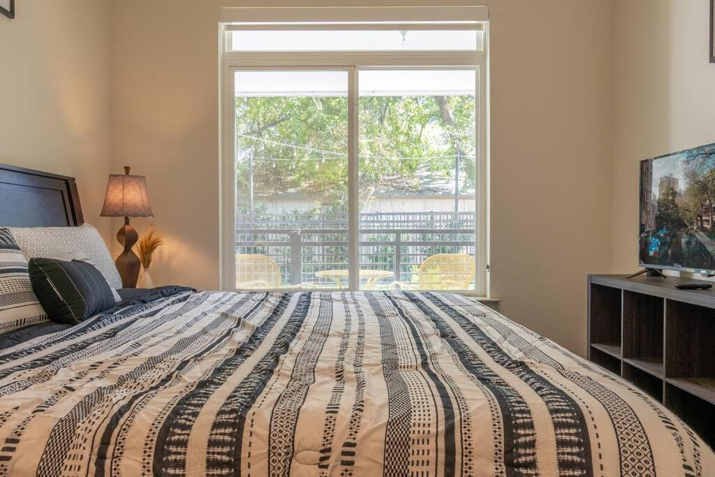 Beautiful Riverwalk Apt With Full Amenities, King Bed & Free Parking サンアントニオ エクステリア 写真