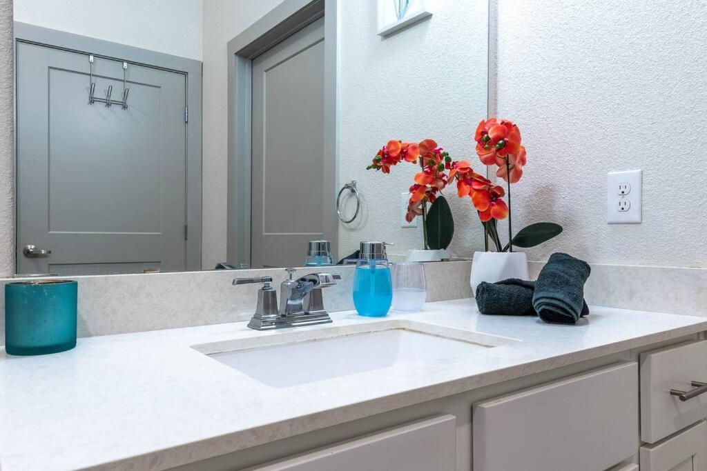 Beautiful Riverwalk Apt With Full Amenities, King Bed & Free Parking サンアントニオ エクステリア 写真