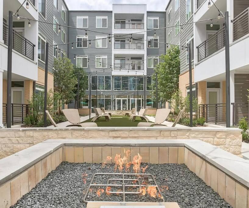 Beautiful Riverwalk Apt With Full Amenities, King Bed & Free Parking サンアントニオ エクステリア 写真