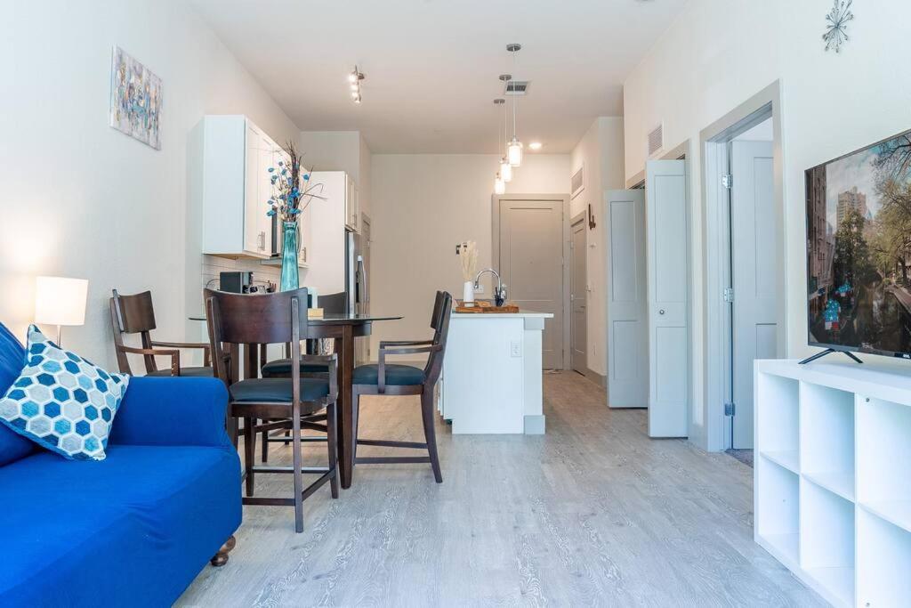 Beautiful Riverwalk Apt With Full Amenities, King Bed & Free Parking サンアントニオ エクステリア 写真