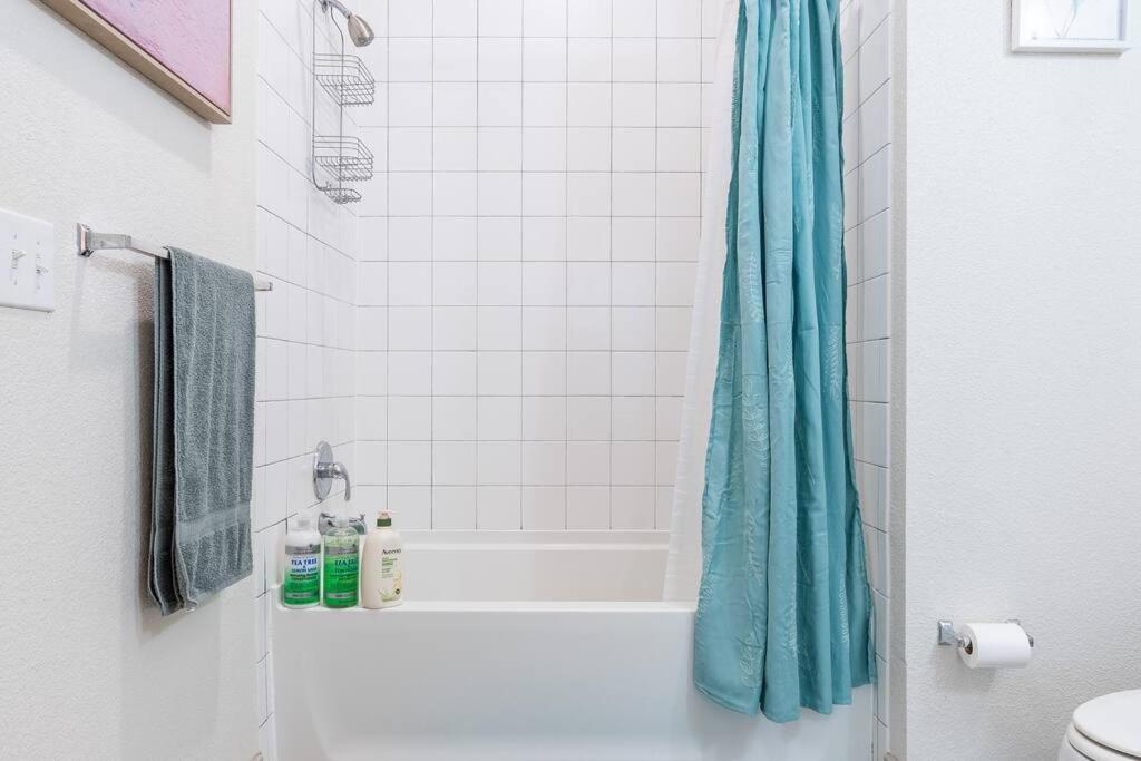 Beautiful Riverwalk Apt With Full Amenities, King Bed & Free Parking サンアントニオ エクステリア 写真