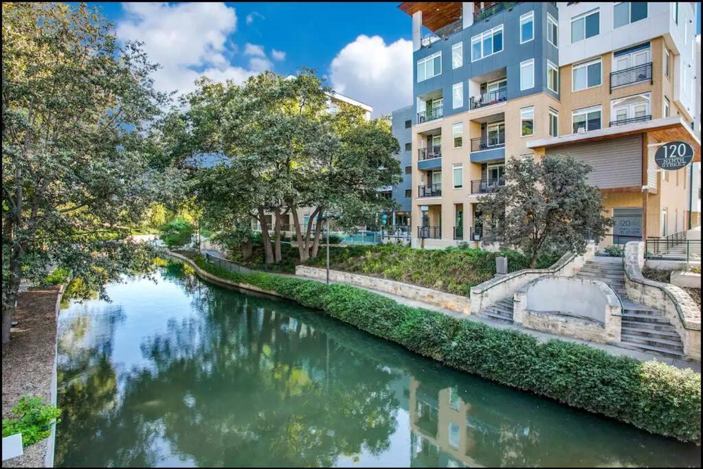 Beautiful Riverwalk Apt With Full Amenities, King Bed & Free Parking サンアントニオ エクステリア 写真