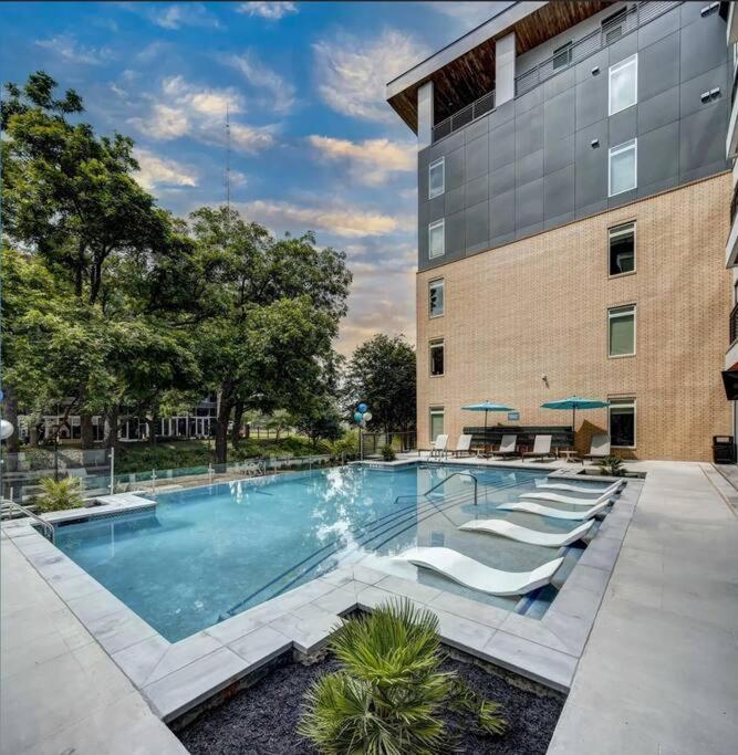 Beautiful Riverwalk Apt With Full Amenities, King Bed & Free Parking サンアントニオ エクステリア 写真