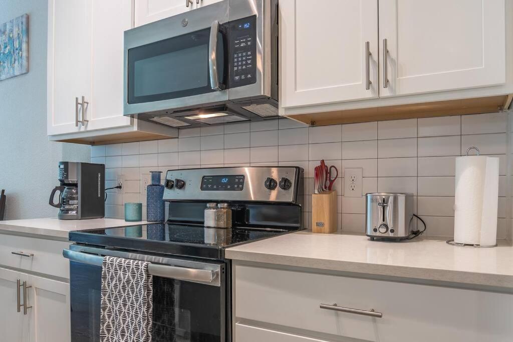 Beautiful Riverwalk Apt With Full Amenities, King Bed & Free Parking サンアントニオ エクステリア 写真