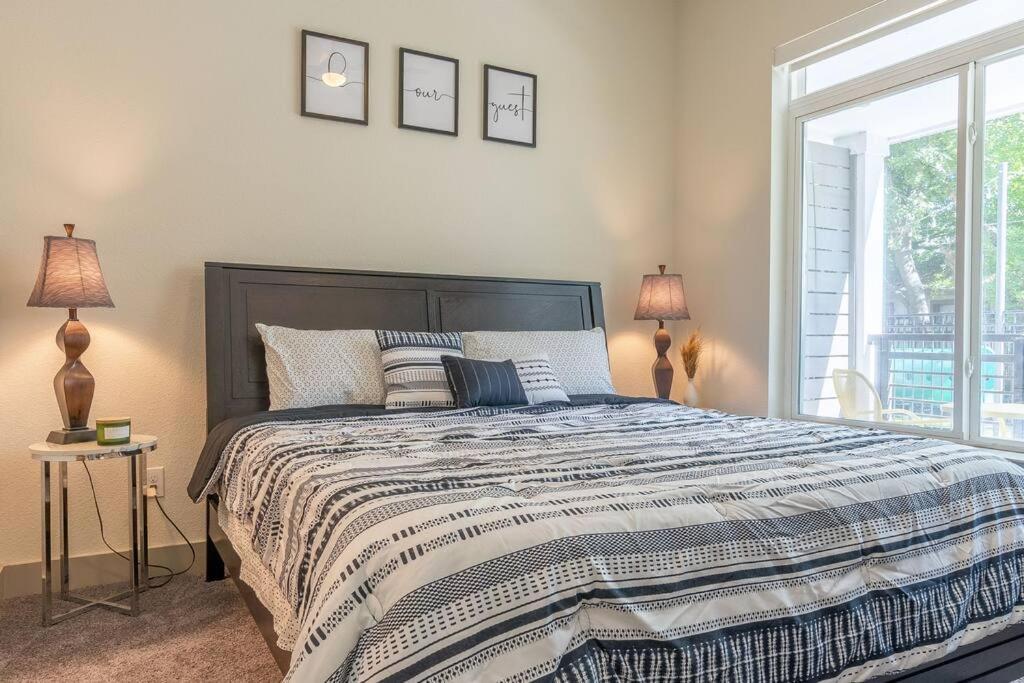 Beautiful Riverwalk Apt With Full Amenities, King Bed & Free Parking サンアントニオ エクステリア 写真