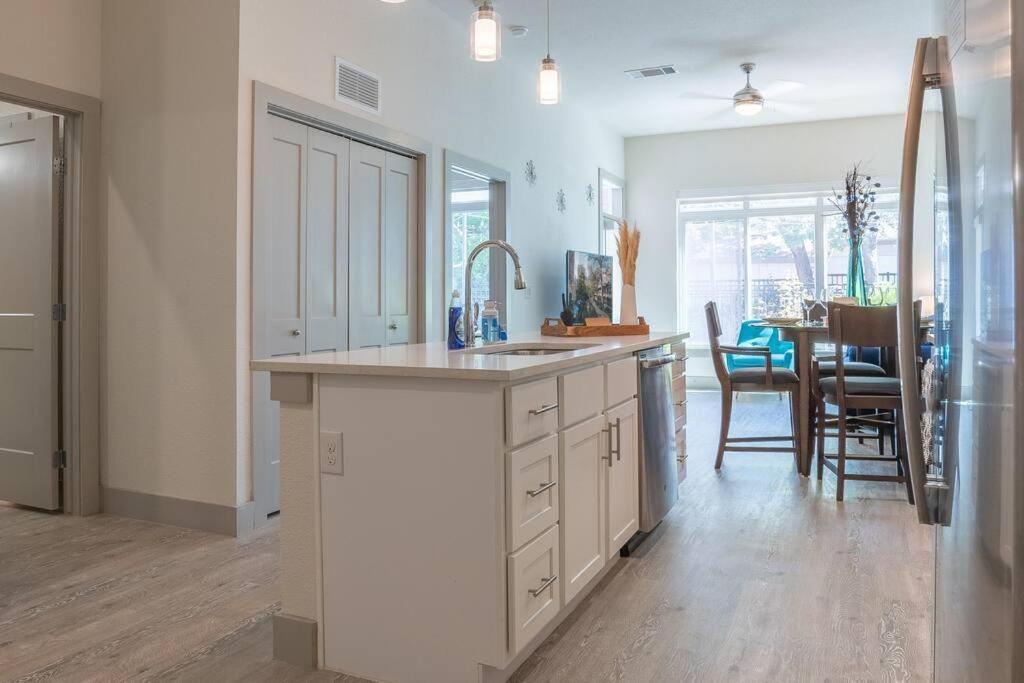 Beautiful Riverwalk Apt With Full Amenities, King Bed & Free Parking サンアントニオ エクステリア 写真