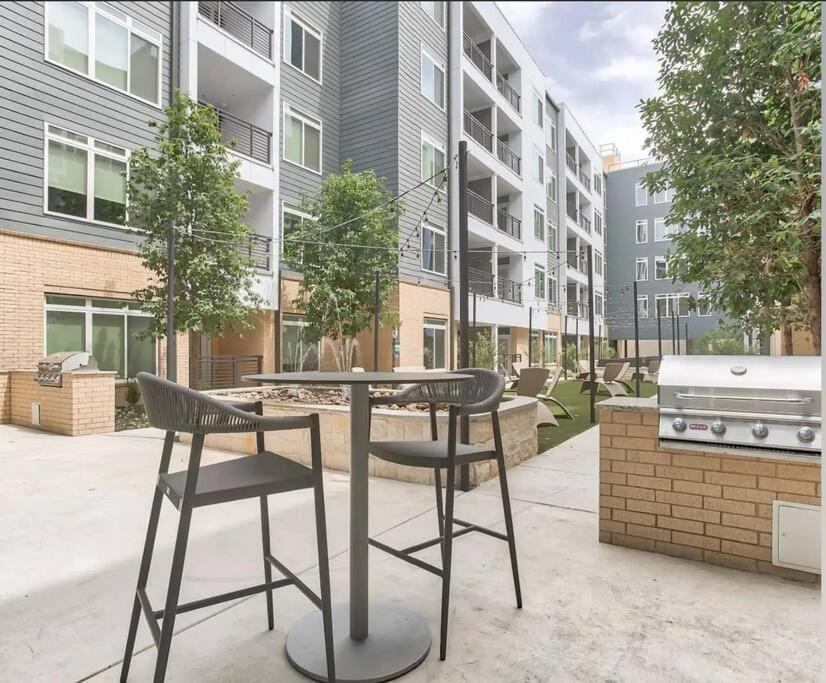Beautiful Riverwalk Apt With Full Amenities, King Bed & Free Parking サンアントニオ エクステリア 写真