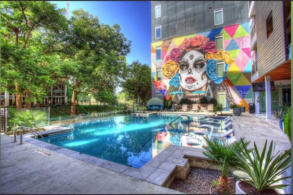 Beautiful Riverwalk Apt With Full Amenities, King Bed & Free Parking サンアントニオ エクステリア 写真